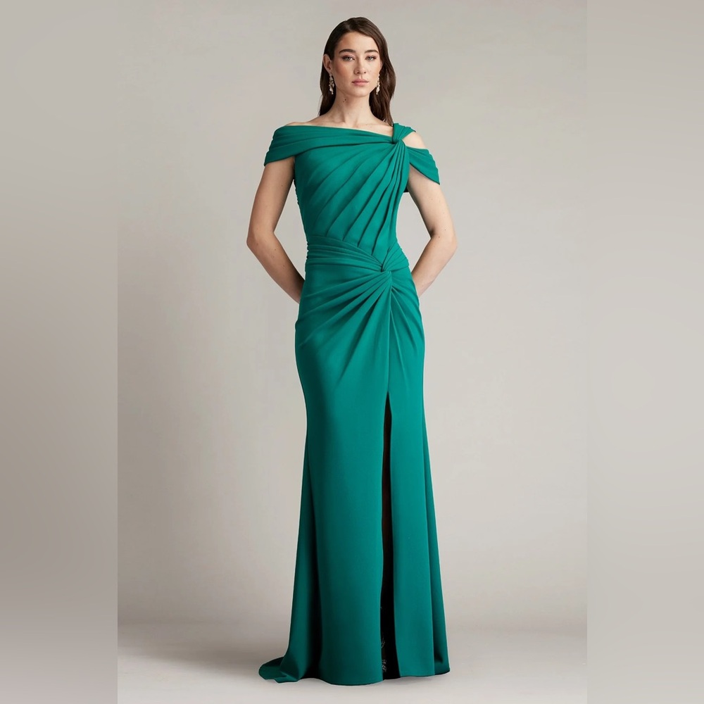 TADASHI SHOJI - FITTED LONG FORMAL PLEATED SLIT